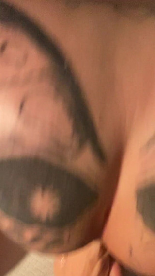 MzKiTTy91: La moglie pawg cavalca un cazzo mostruoso da 12 pollici