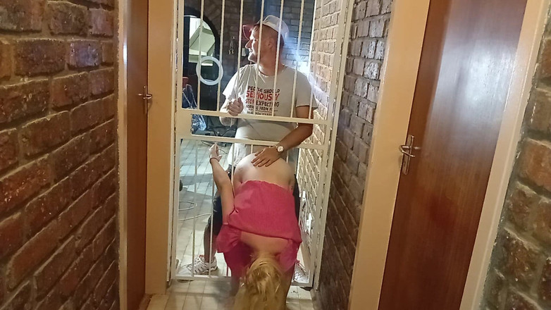 18blondteen: Även om jag är grundad kan min styvfar inte hindra mig...