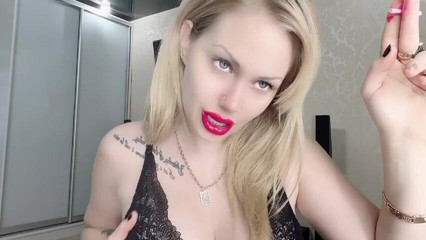 Goddess Misha Goldy: Я закуриваю свою сигарету - ты прислала! Так легко!