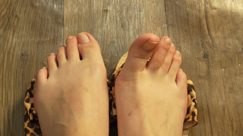 AmayaMori: Kaki di Sandal Baru Dengan Berjalan Perlahan Dan Rakaman Dekat...