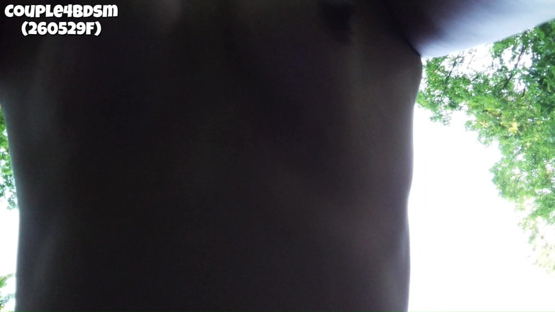 Couple4bdsm: Buitenshuis op zijn hondjes pov - sky tieten (260529f)