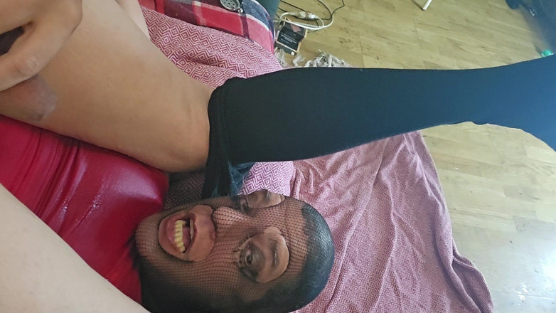 Bound_Sissy: Sissy pisse et remue son visage