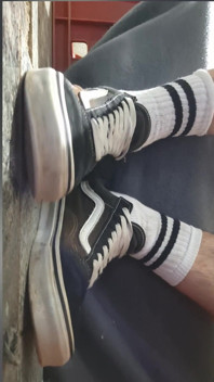 Komp. Aku lagi asik muasin memekku pakai sepatu vans!