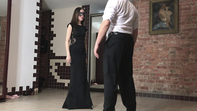 Homemade ballbusting: Schnelles ballbusting vor dem maskerade-ball