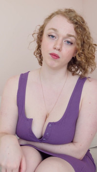 La belle-mère Sarah Calanthe vide ta bite pour la protéger de la chercheuse d’or