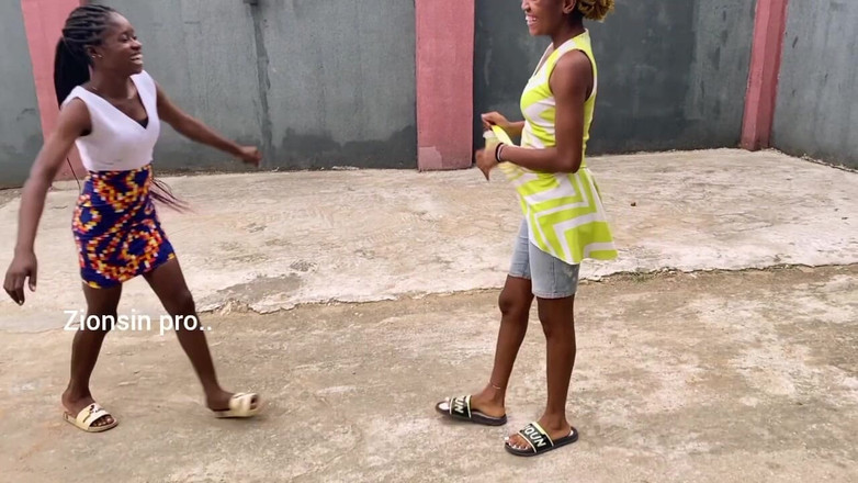 Zion: Africké dívky hrají místní hru venku