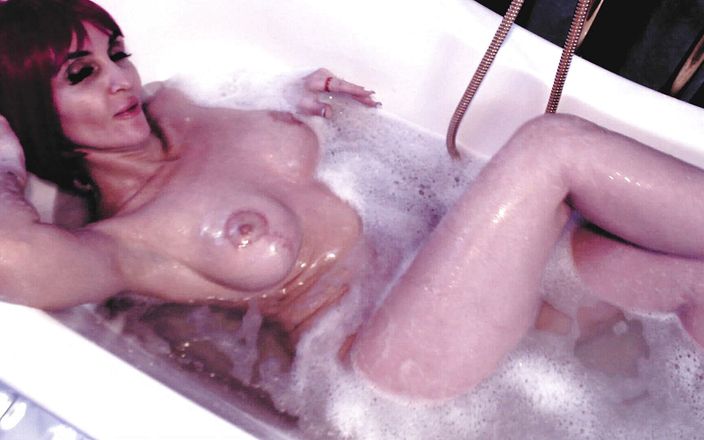 Eva Latexxx: Bath time for Goddess
