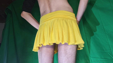 HeIsSooThin: Бледно-желтые стринги под желтой юбкой