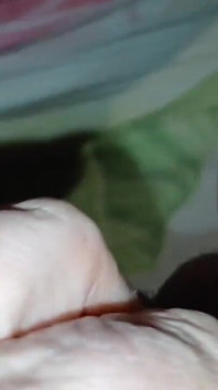 Ho sorpreso la mia matrigna a scopare la sua ragazza con uno strapon e ho iniziato a masturbarmi di nascosto