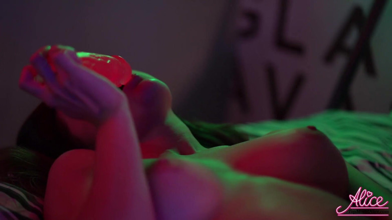 Alice KellyXXX: Tonåring med stor röv onanerar dildo och sperma - musikporr