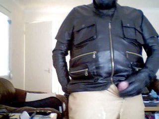 Leather guy: Xuất tinh trên da của tôi