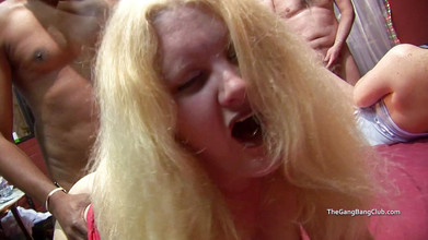 The Gangbang Club: Жирна бліда блондинка приєднується до групового траха
