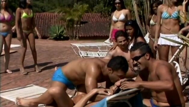 Outdoor Fucktivities: Louca orgia molhada com latinas peitudas e um garanhão sortudo