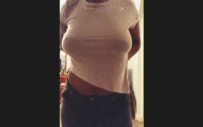 Dzaddy long strokes: Nahá milfka v šortkách ukazuje sexy velká prsa