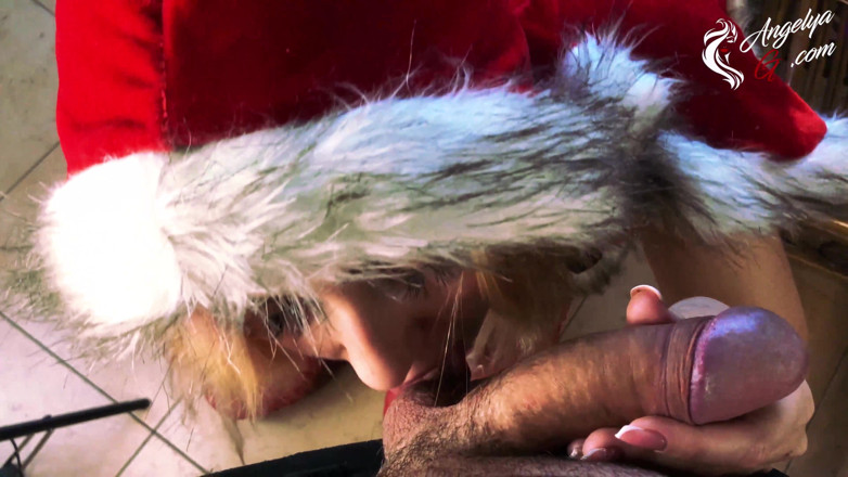 AnGelya G: Une jeune fille des neiges suce une bite en levrette...