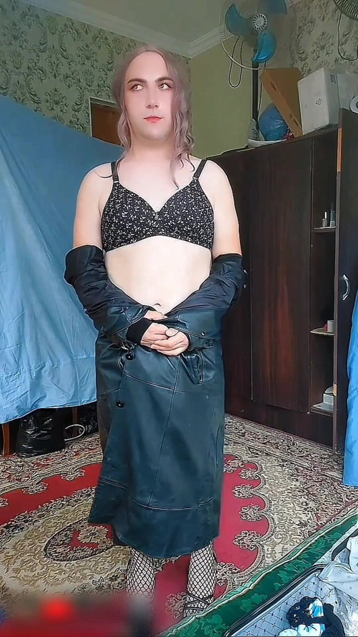 Kitty_Cross: Wyraź siebie: Hipmeryzujący taniec Crossdresser Kitty porusza się