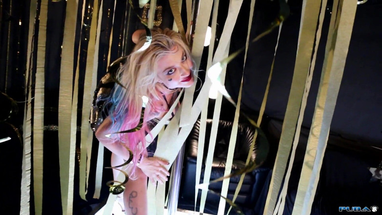 Leya Falcon: Harley Quinn Gold Club Tease