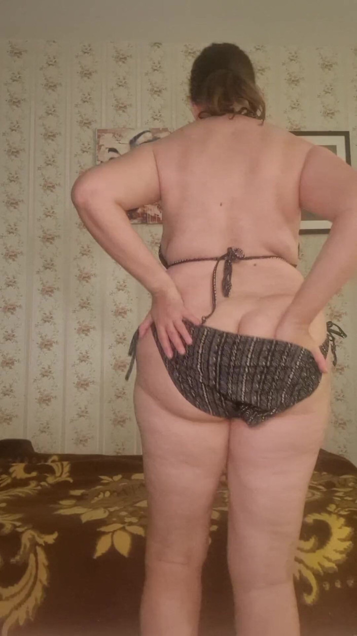 QueenJoo: 밀프 옷을 벗고 자위하며 오르가즘을 느낀다