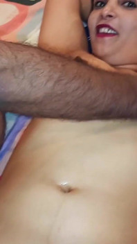 Indická desi žena v domácnosti zavolala chlapce na masáž a viděla její velký penis, je nadržený