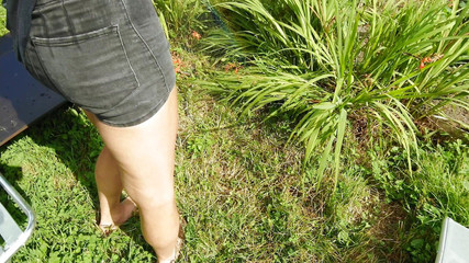 Alexa Cosmic: Osvěžující a smáčení trička a černé šortky v hadici na zahradě ...