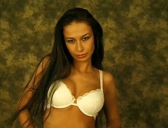 Flash Model Amateurs: Úžasná brunetka ukazuje své sexy tělo
