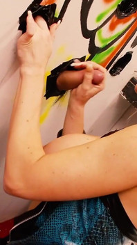 Cindy Behr merge la gaura din zid - gloryhole