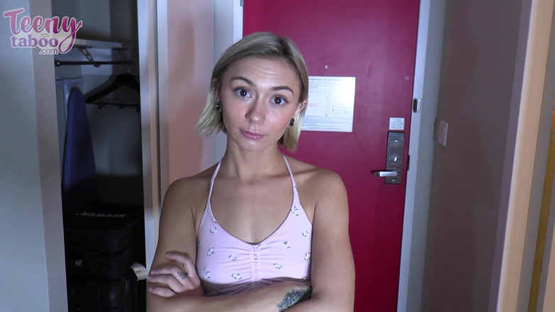 Teenytaboo: Estudante Chloe usa buceta para se formar