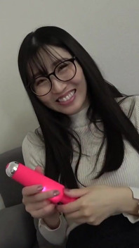ゆかり - かつては尻軽だった受付係が、今は荒っぽいものに惹かれている。