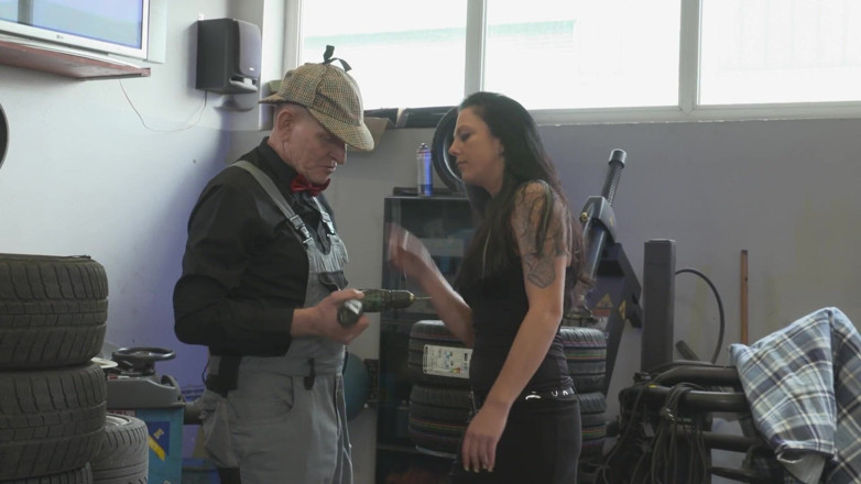 MMV Films: Workshop neue gummis: Sexy brünette liebt blowjob