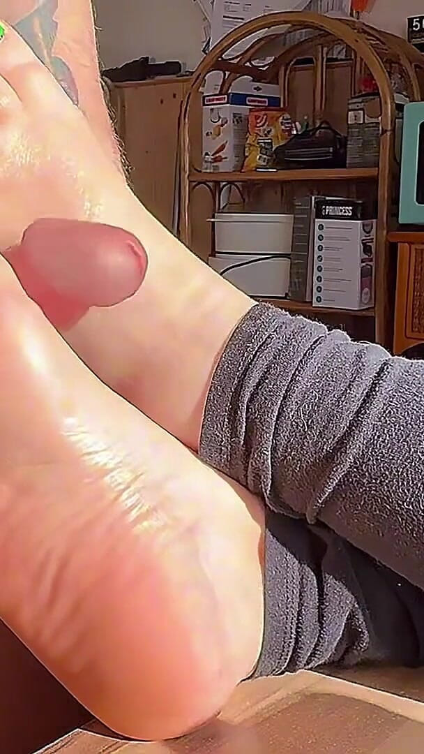 Amateur Homemade Footjob Pretty Toes (Princess Jeanne)
