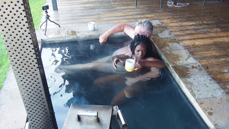 Black Swan: 수영장에서 따먹히는 아침 미스트 매직-핫와이프