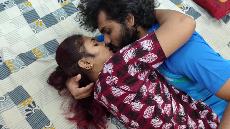 Vaishnavysharunraj: Hete Lip Lock met kontlikken en kus romantiek