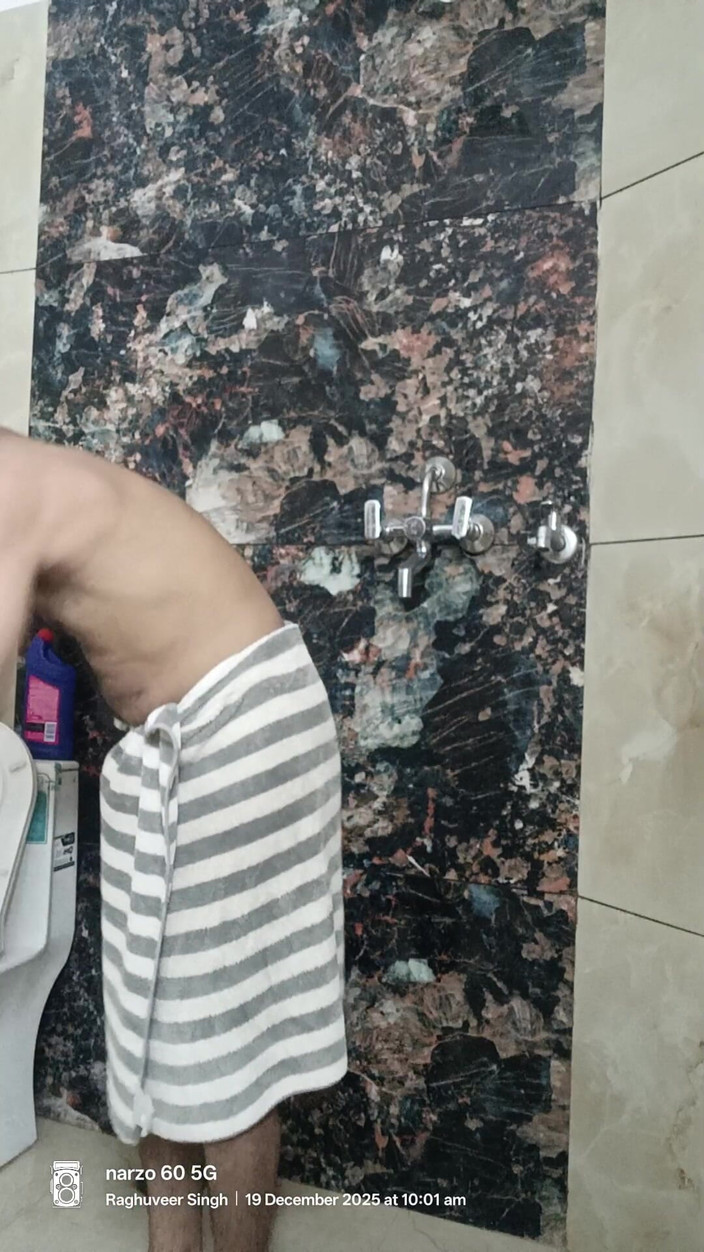 Rajasthani-old-lover: シャワーを浴びているインド警察官