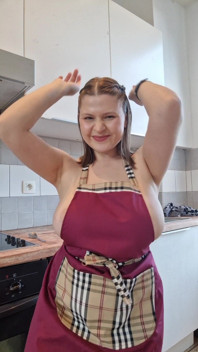 Het schort van de naakte chef-kok plaagt tijdens het koken