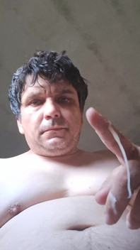 Mâna mea s-a umplut cu spermă după ce m-am masturbat mult