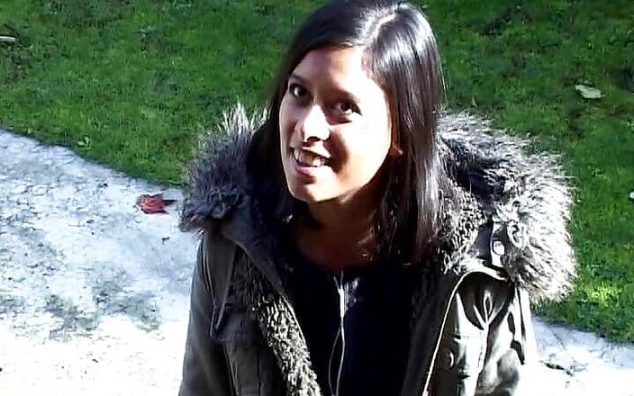 Planete Francaise: Una hermosa nena francesa llenándose la boca después de una...