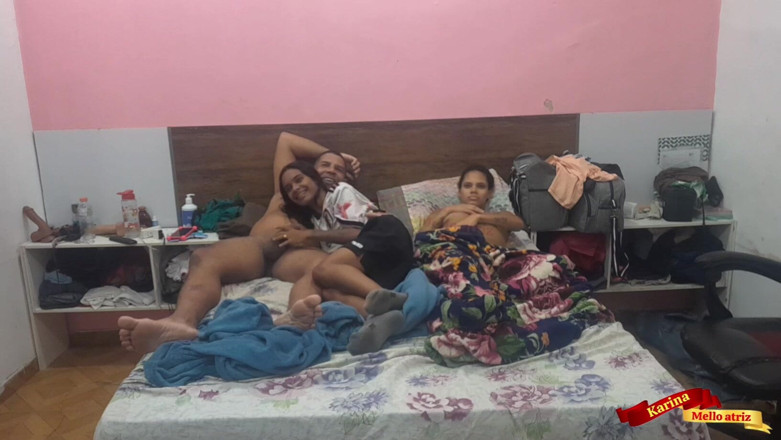 Karinamello: Saya menelefon rakan saya untuk melihat nextfli dan suami saya...