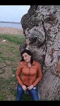 Piękna Sugar Babe ciasne dżinsy dokucza i perwersyjne gry MILF z Mega orgazmem w wannie w domu podczas palenia