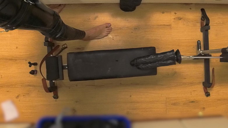 Chastitybeltboy: Latex kuisheidskooi mietje op seksmachine schandpaal en dubbele dildo