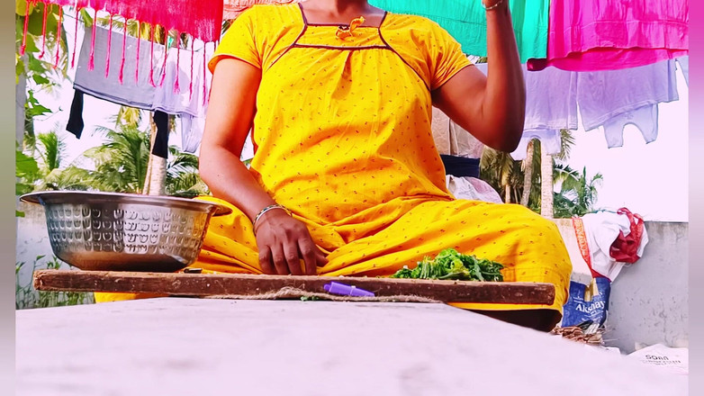 Telugu honey lips: Indická krásná služka šuká majitele domu malého čůráka, telugské špinavé řeči.