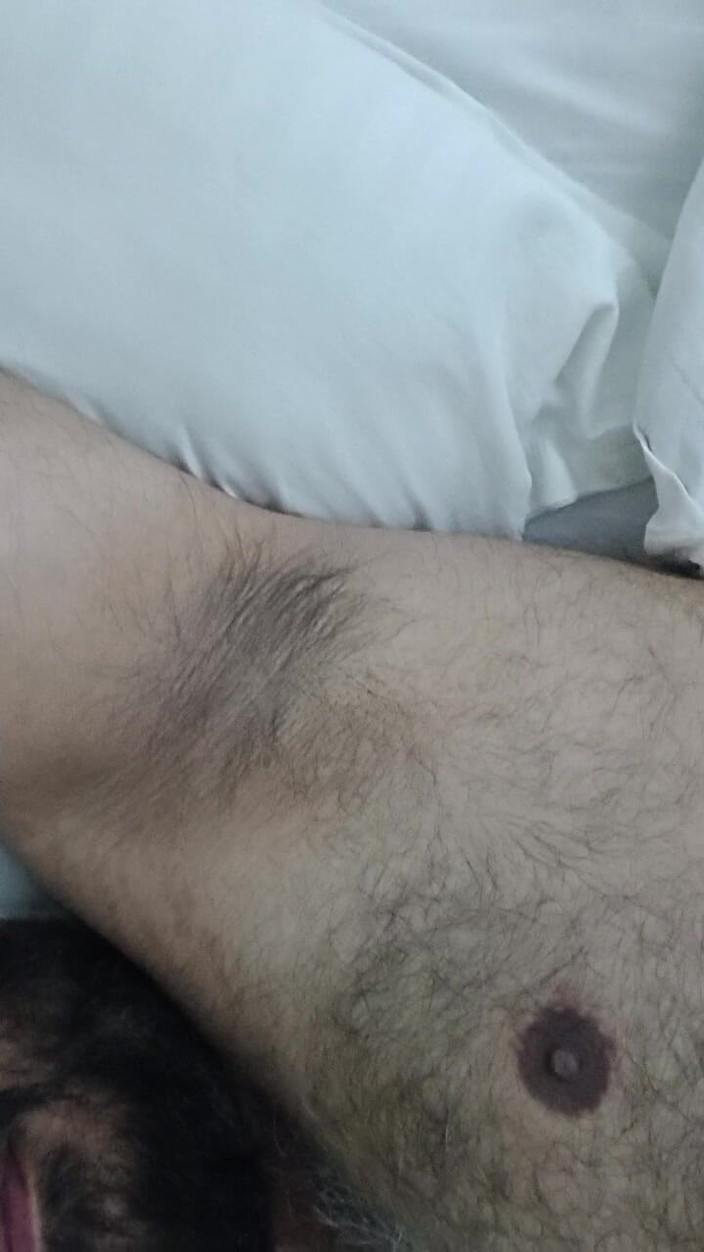 Daddy Dude: Tati indian întins pe pat tachinând și pozând pentru tine