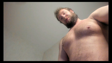 Baltic Hunk: Il fighter russo si masturba e sborra potentemente un sacco...