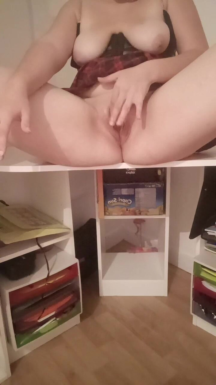 Rose Fleurs: Saya meraba diri saya dengan dildo 25 cm saya di dalam...