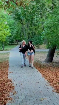 Zwei Lesbische Geliebte Schlendern Durch Den Park