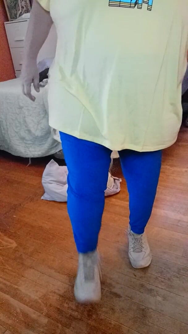 BBW nurse Vicki adventures with friends: Stinky Tennis Shoes Pewwwee