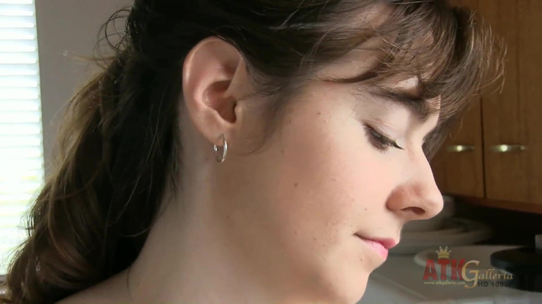 ATKIngdom Fans: नग्न Krissy अपनी रसोई की सफाई करती है