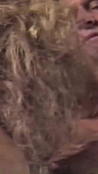 Una miLF bionda arrapata è felice mentre viene scopata dallo sconosciuto con un grosso cazzo