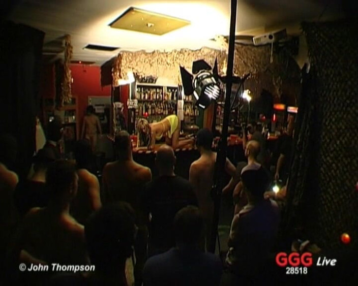 GGG John Thompson OLD STYLE: Ggg - блондинка-бомба Сандра Стар трахається в груповусі на дикій вечірці в барі - подивіться, як вона все це виймає!