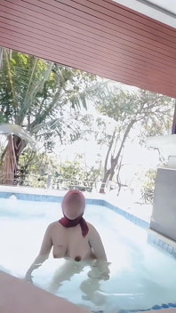 Ducha desnuda con hiyab en la piscina