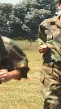 Disetubuhi oleh 2 militer di luar ruangan
